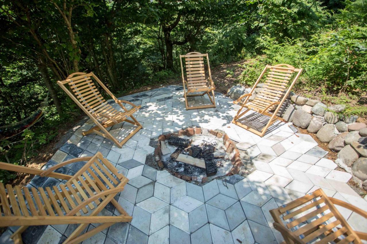 Villa Woodpecker Ვუდფექერი à Batoumi Extérieur photo